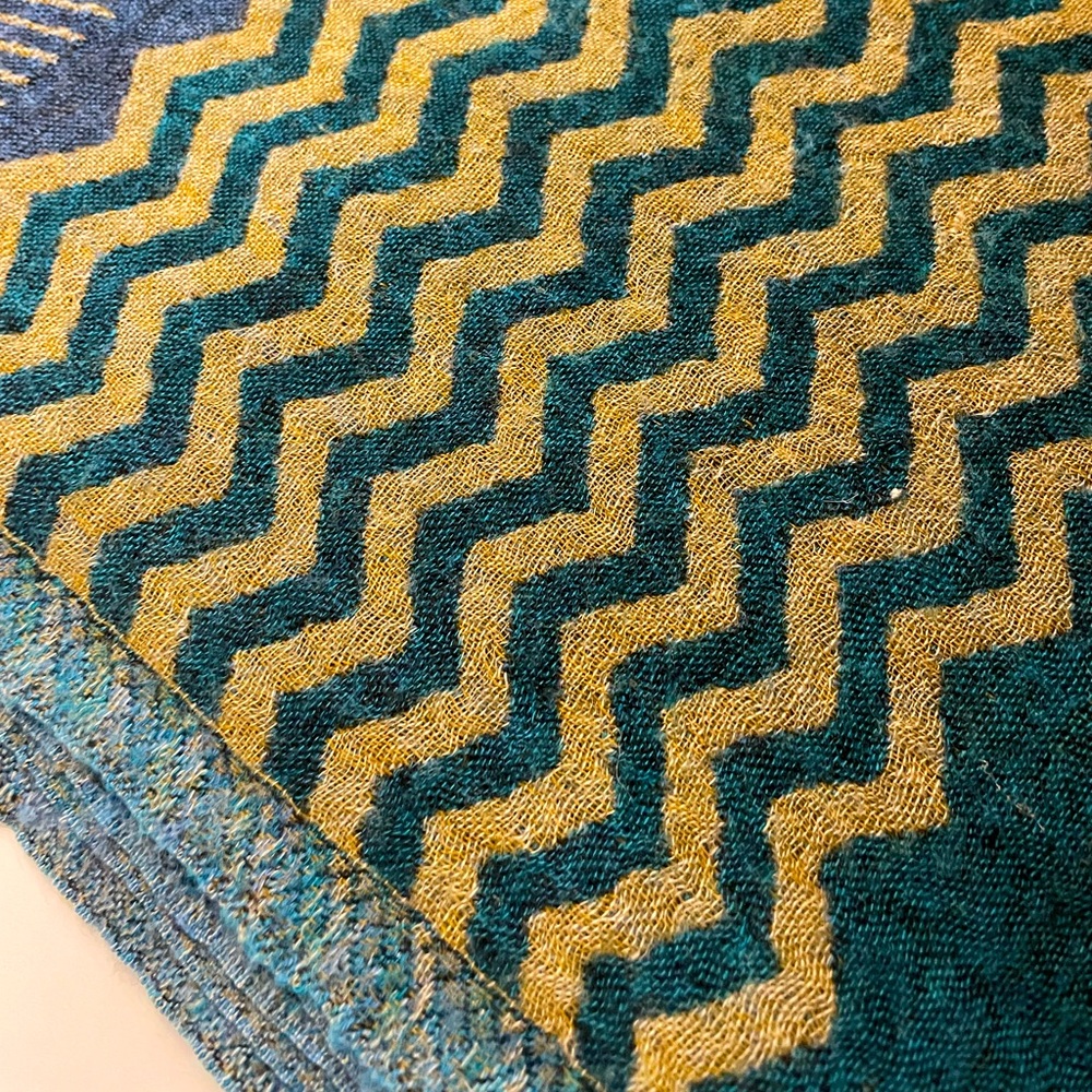 WESTSIDE | 100% Wool Stole/ Shawl | gorgeous chevron pattern - Picture 6 of 9